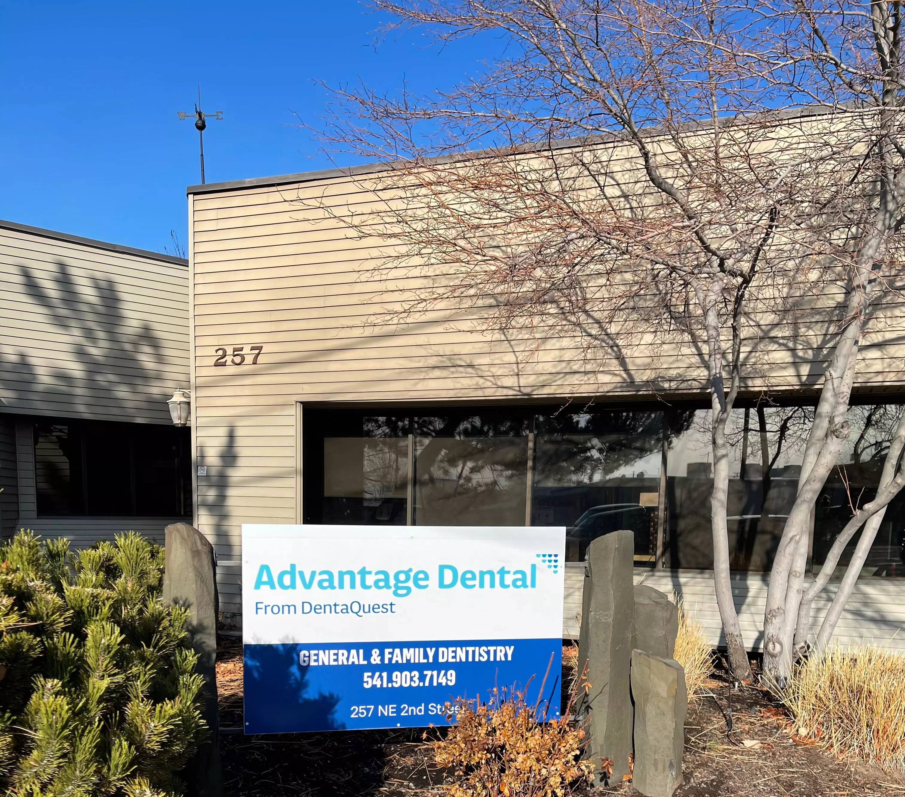 Advantage Dental+ Prineville storefront.